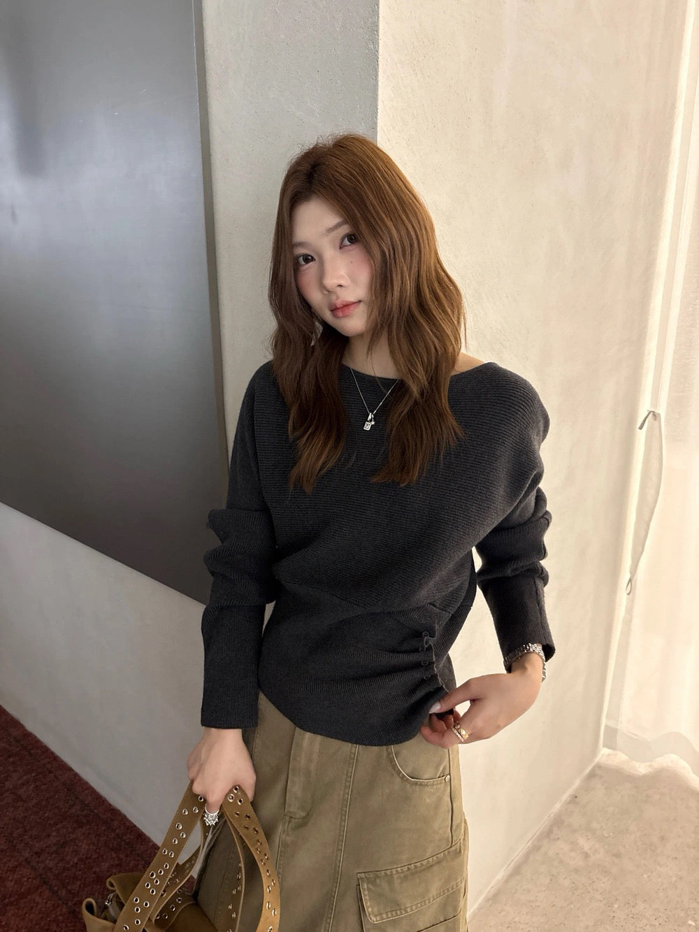 B303 / 下擺鈕扣修腰設計蝙蝠袖針織上衣