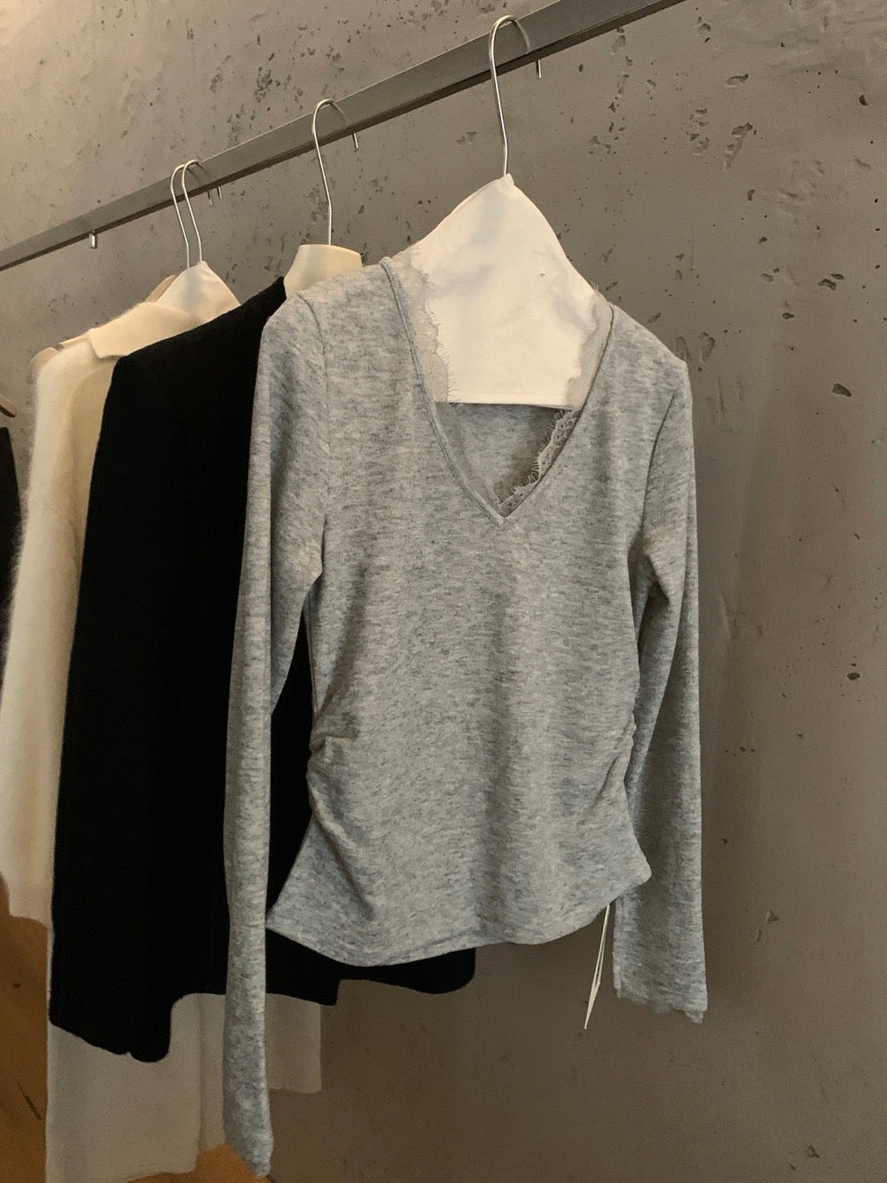 B271 / 拼接lace邊V領側打褶上衣