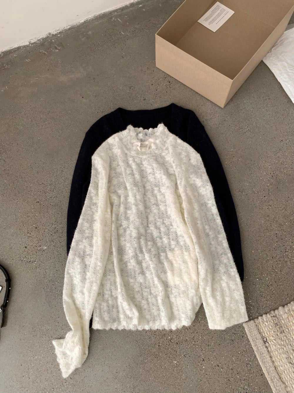 B274 / 精緻半高領刺繡花花疊穿BL